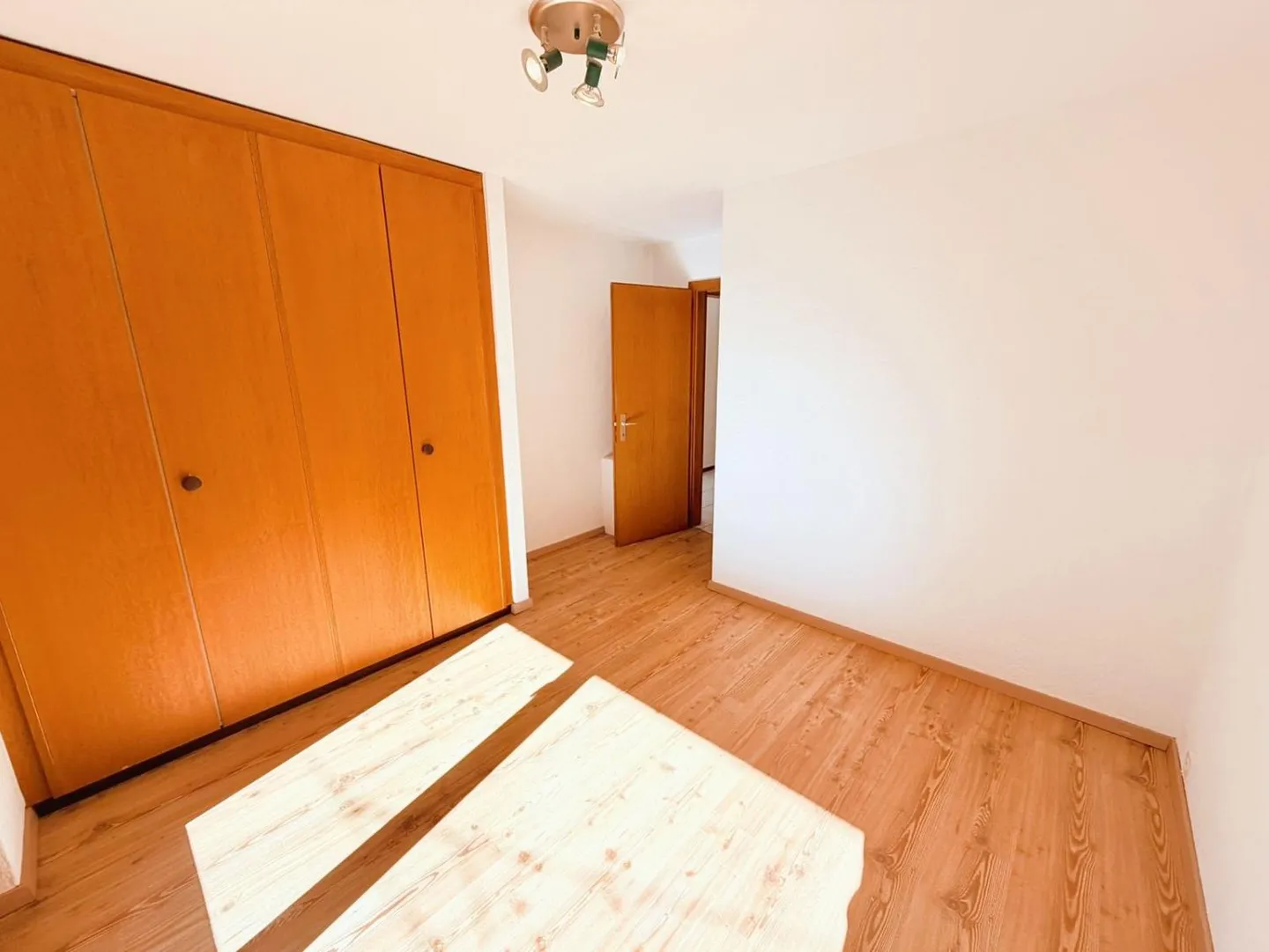 Charming 2.5-room renovated apartment - Spacious and bright - Ideally located - Quiet location (pedestrian zone) - Photo 9 of 14