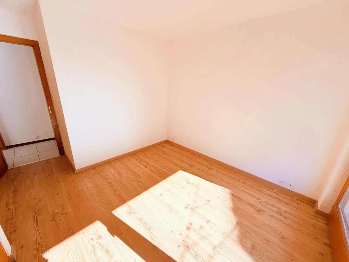 Charming 2.5-room renovated apartment - Spacious and bright - Ideally located - Quiet location (pedestrian zone) - Photo 10 of 14