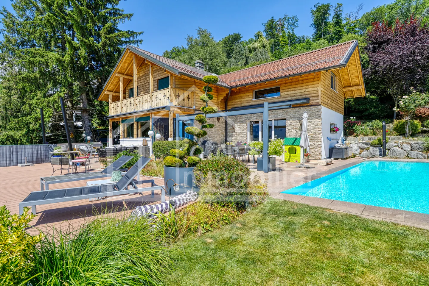 Chalet rénové & modernisé, jardin, piscine et vue lac! - Photo 1 sur 13
