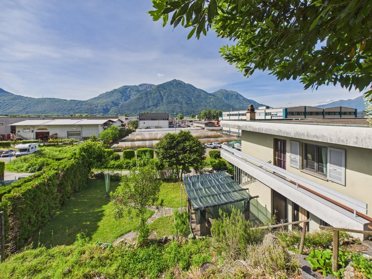 Maison multifamiliale spacieuse avec un grand potentiel à Riazzino - Photo 4 sur 9