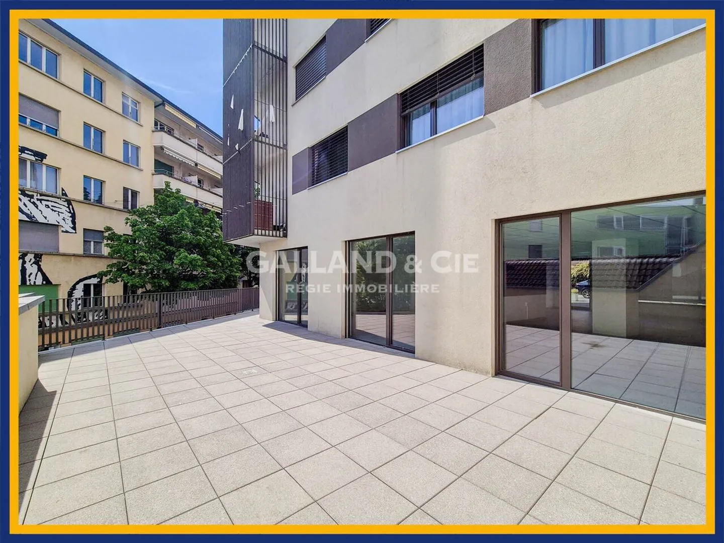 Spacious commercial space with good visibility and a large terrace - Photo 1 of 5