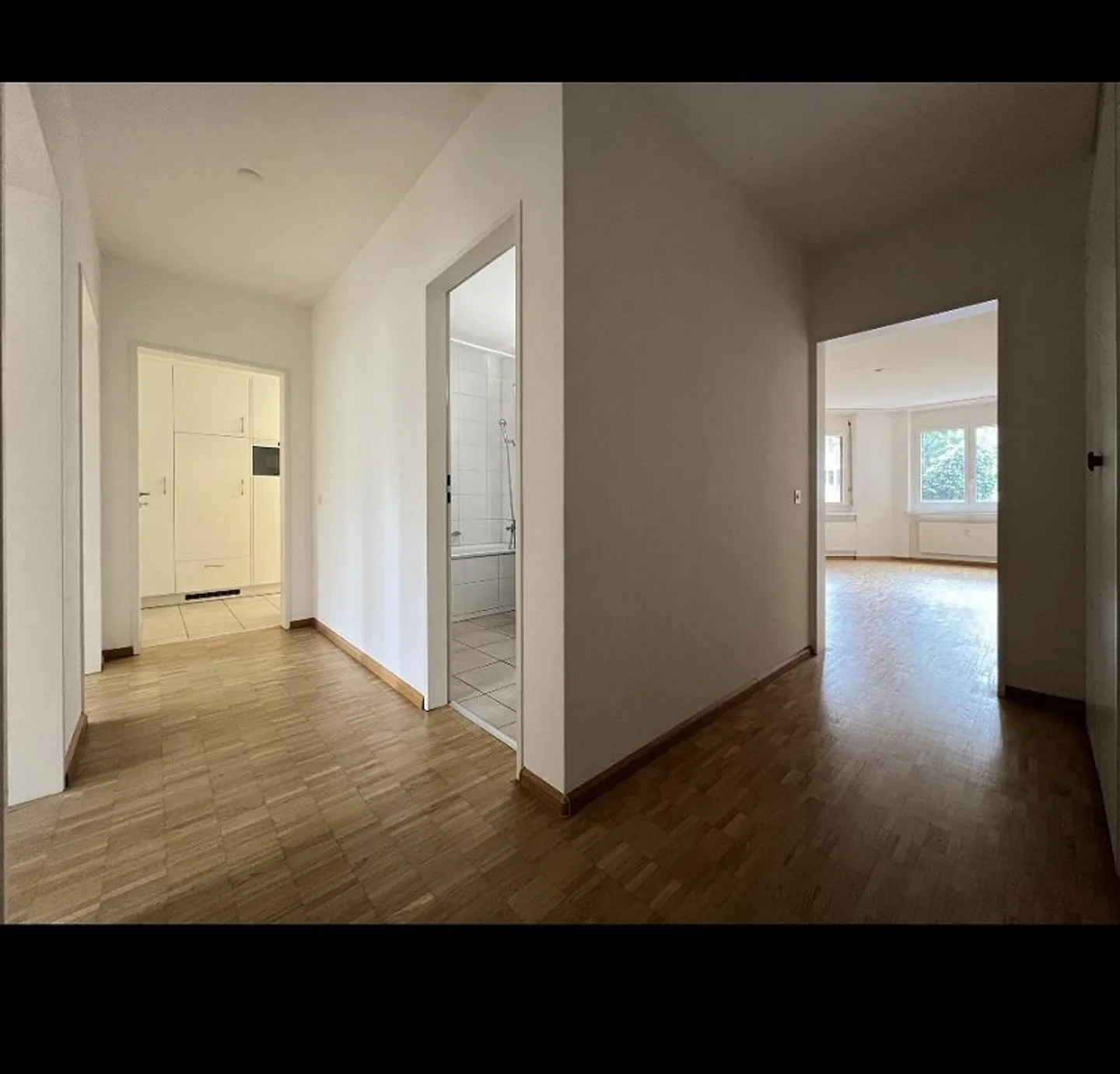 Spacious 3.5-Room Apartment - Photo 2 of 11