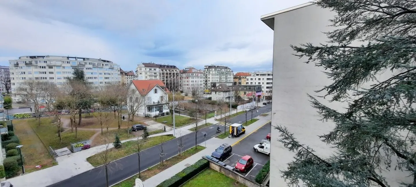 Spacious Apartment with Rhône View - Photo 12 of 12