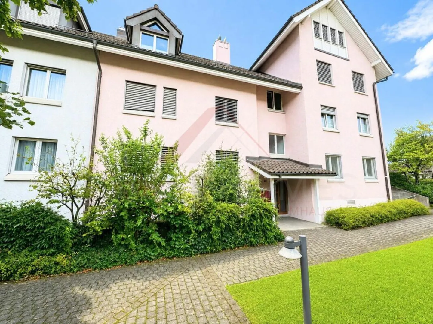 Spacious 4.5-room maisonette apartment with gallery and fireplace in 8603 Schwerzenbach - Photo 1 of 15