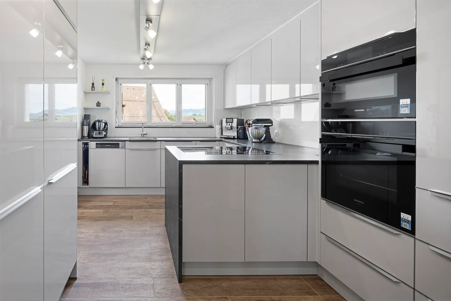 Geräumiges Familienhaus in zentraler Lage - Foto 1 von 12