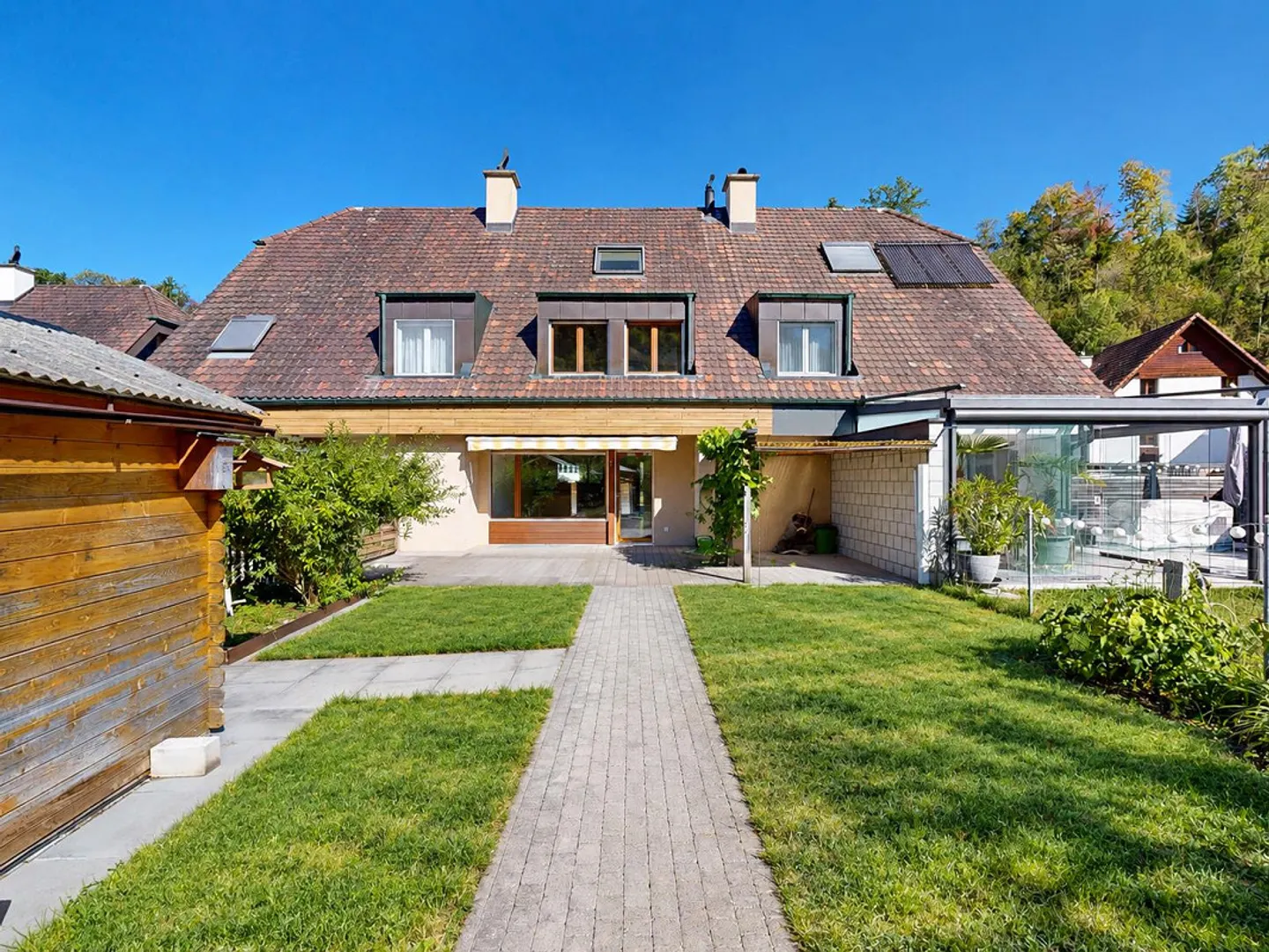 5.5-Room Middle House with Versatile Space Offer - Photo 1 of 7