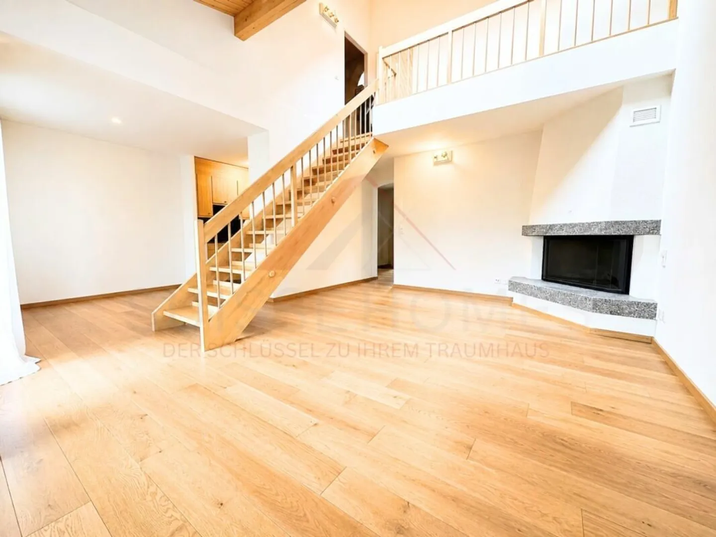 Spacious 4.5-room maisonette apartment with gallery and fireplace in 8603 Schwerzenbach - Photo 5 of 15
