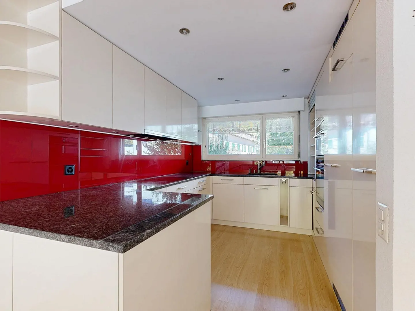 5.5-Room Middle House with Versatile Space Offer - Photo 3 of 7