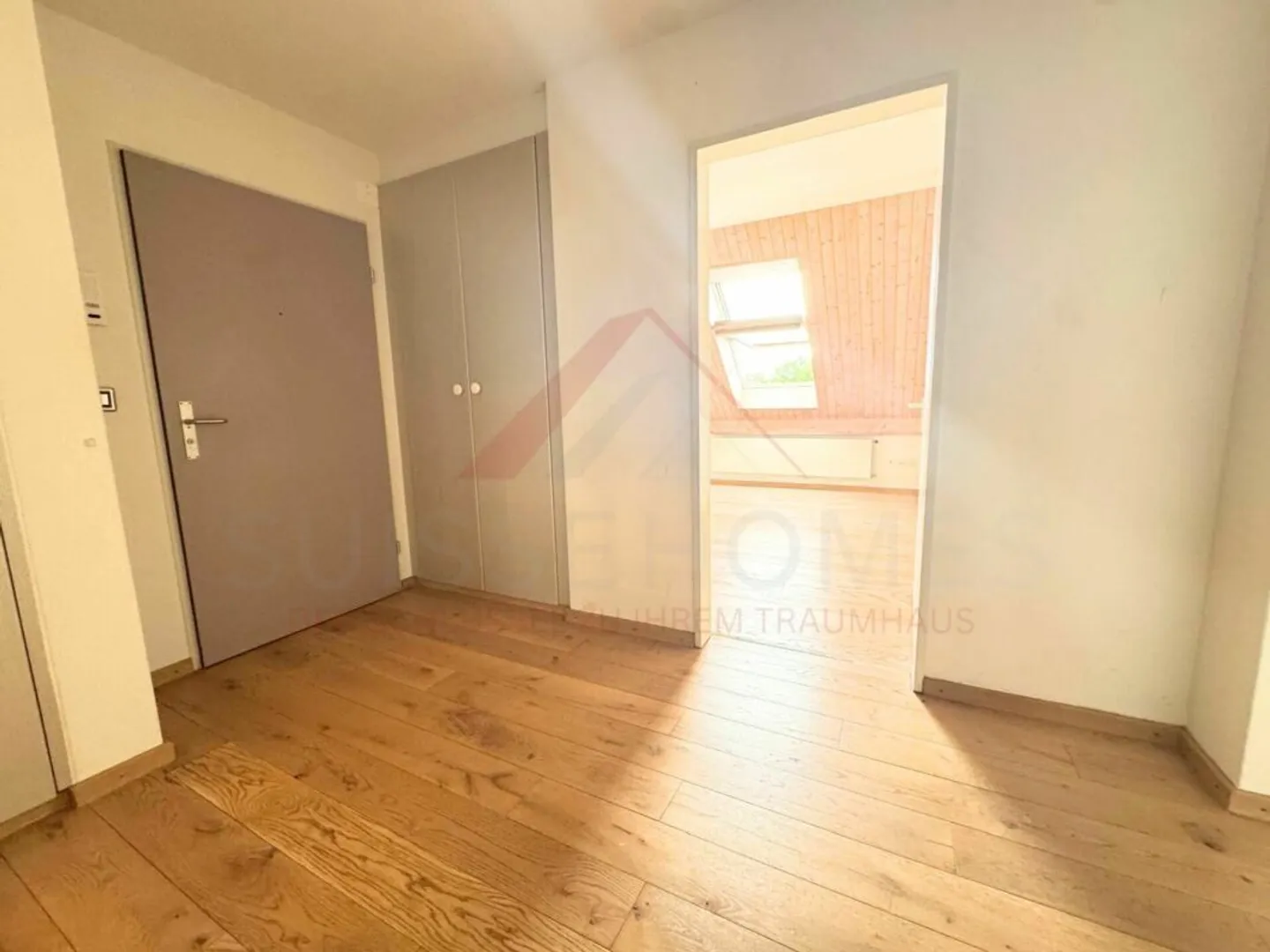 Spacious 4.5-room maisonette apartment with gallery and fireplace in 8603 Schwerzenbach - Photo 3 of 15