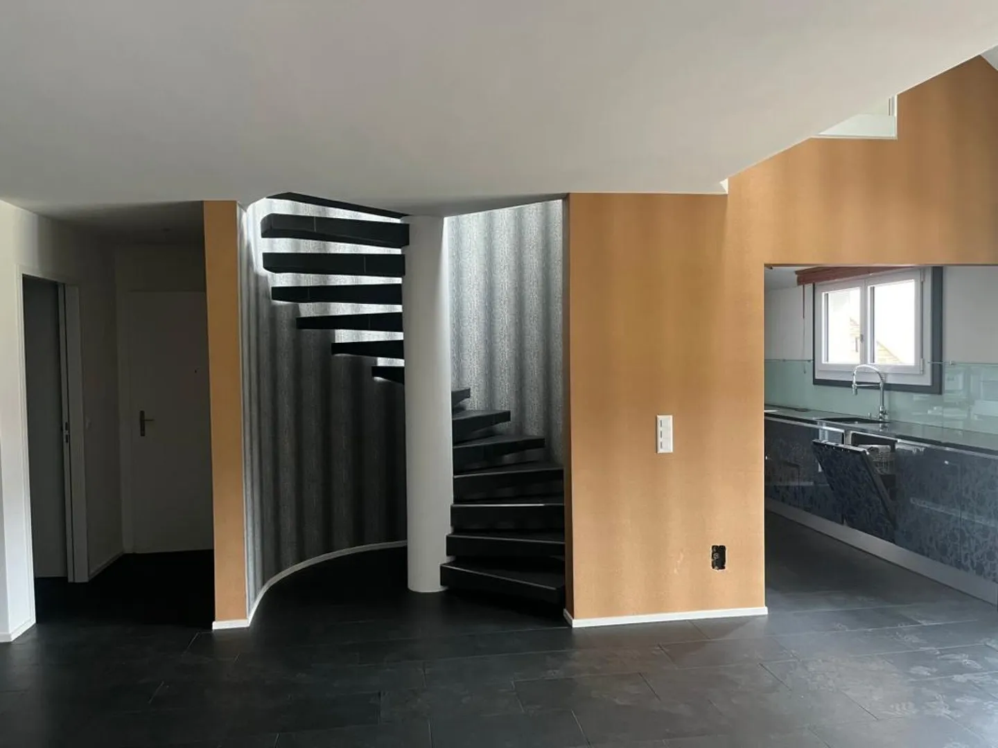 Moderno appartamento duplex/maisonette di 5,5 stanze con balcone soleggiato! - Foto 2 di 14