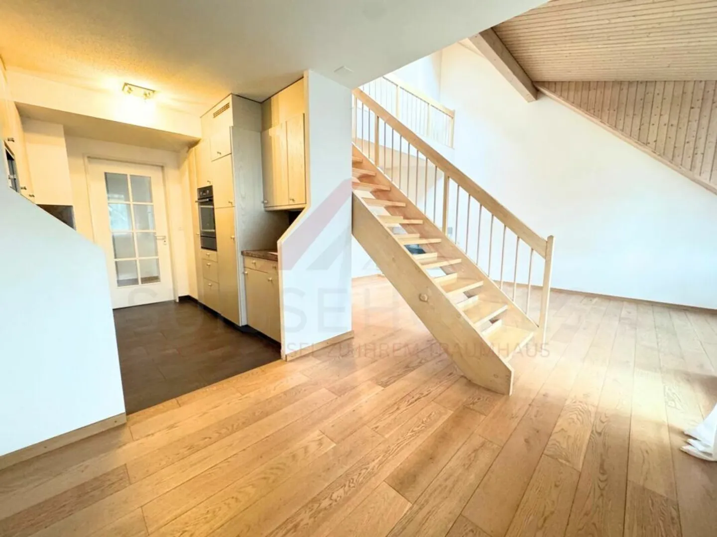 Spacious 4.5-room maisonette apartment with gallery and fireplace in 8603 Schwerzenbach - Photo 4 of 15