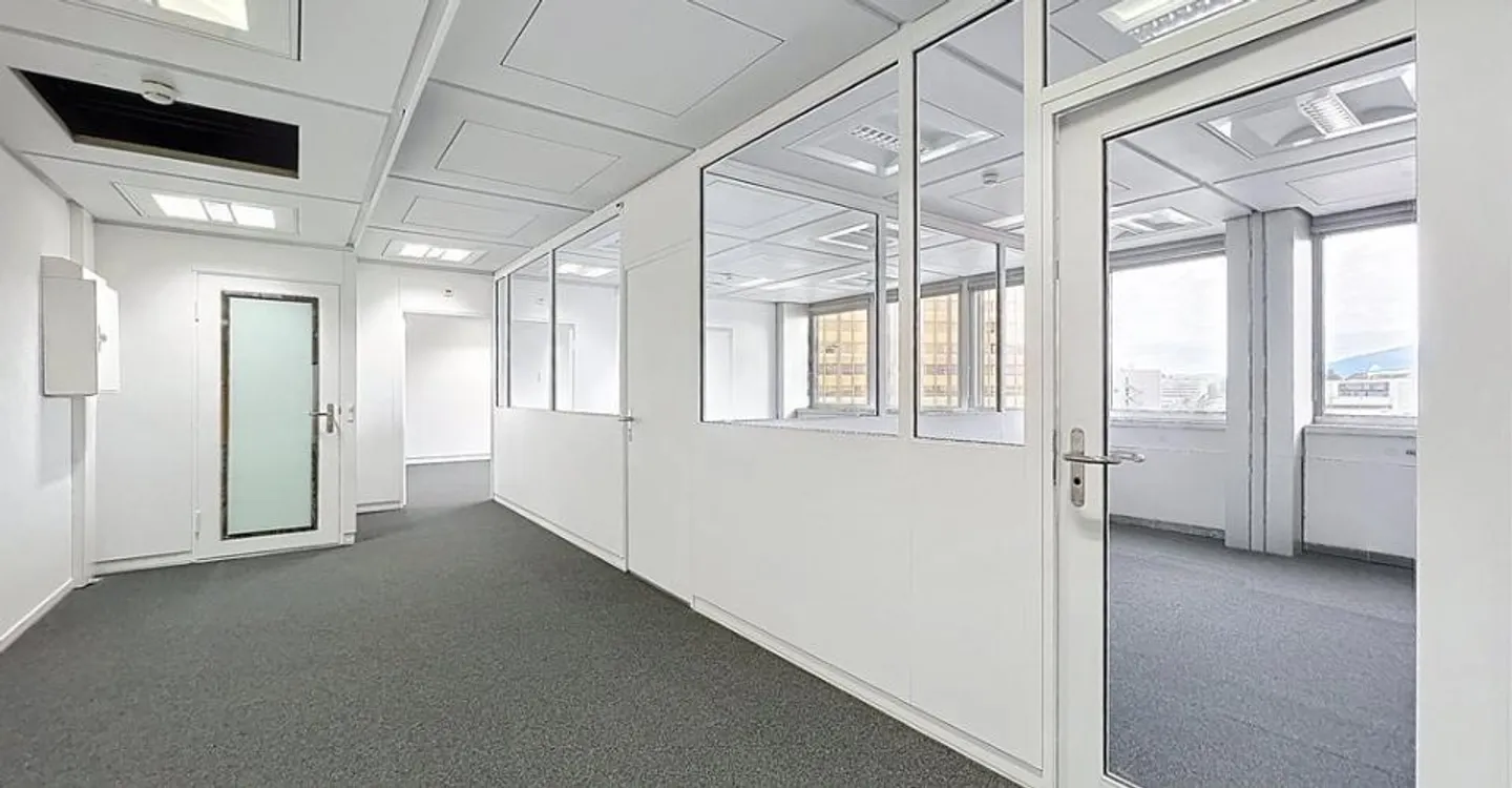 Renovated offices of 161 m2 on the 5th floor - Photo 3 of 7