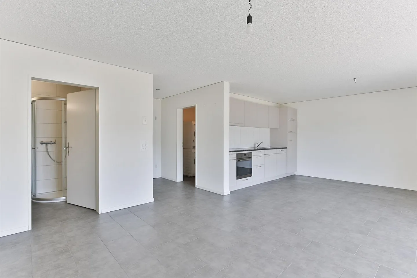 Spacious 2.5-room apartment in a quiet location! - Photo 2 of 11