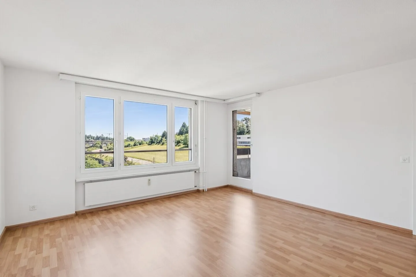 Attractive 4.5-room apartment with a view, lift & underground garage - Photo 5 of 12