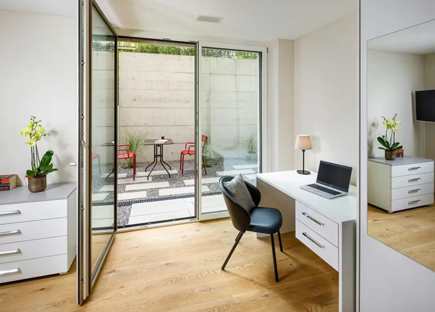 Charming Apartment in Kloten - Photo 3 of 10