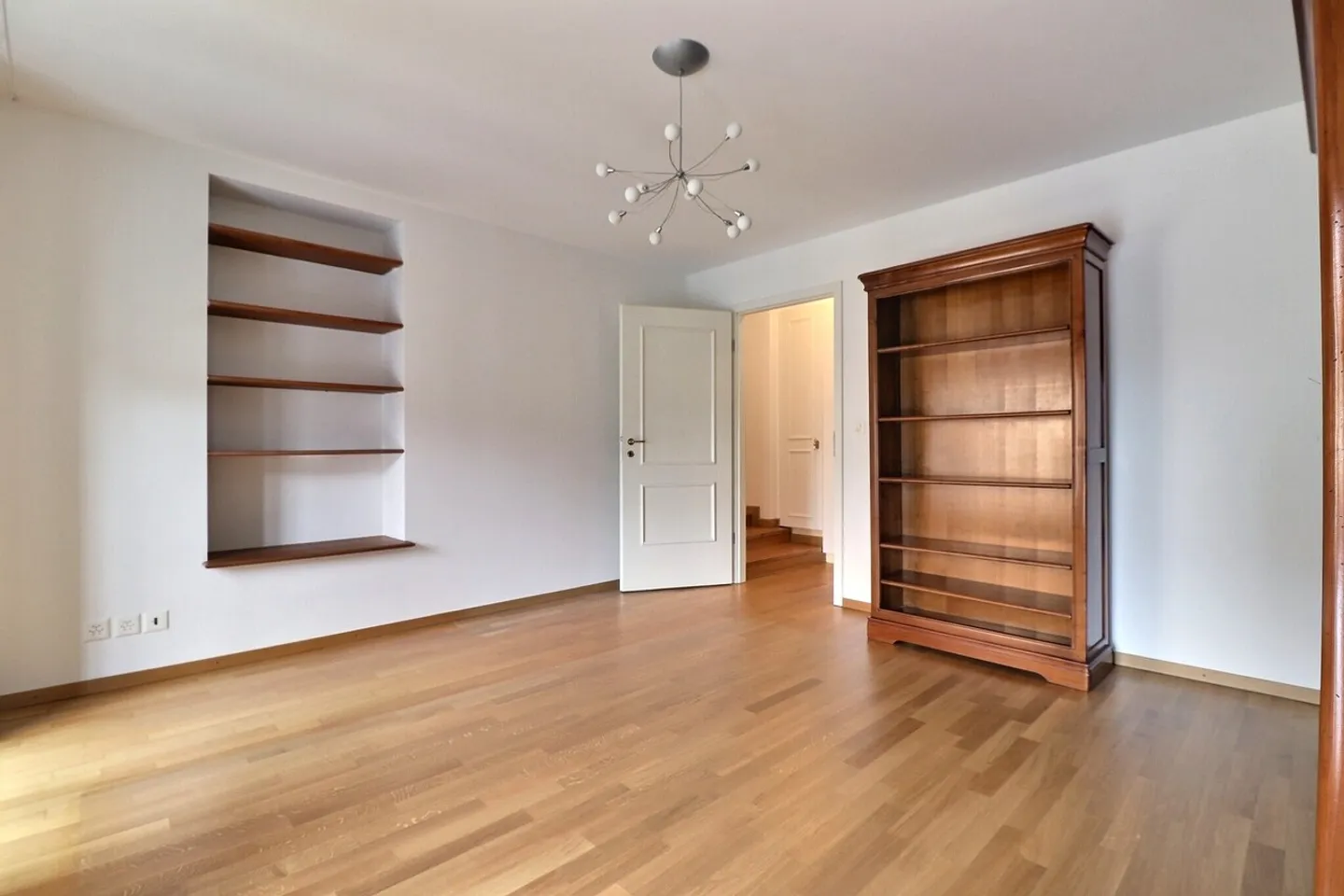 Large Charming Apartment with 5 Rooms and Garden - Photo 8 of 13