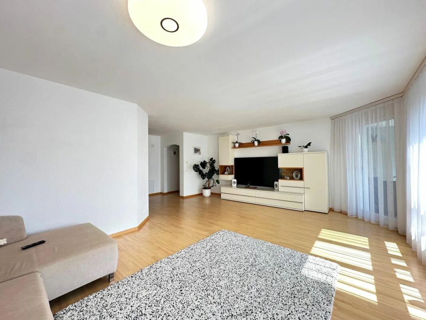 Well-maintained and bright 4.5-room apartment with elevator - Photo 3 of 11