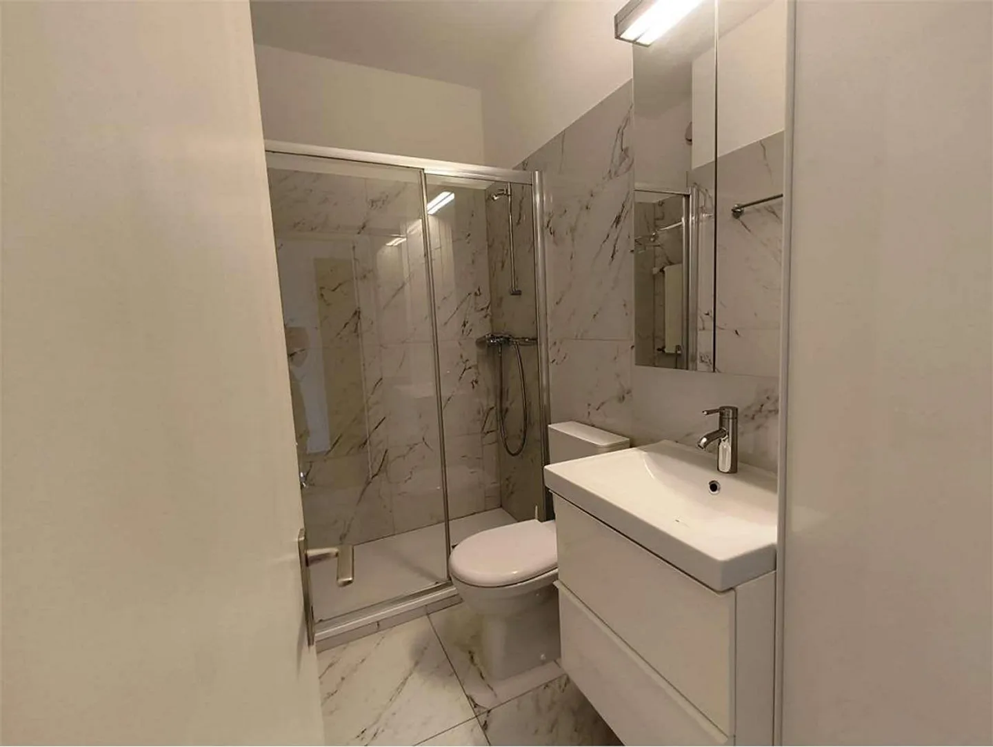 Lugano Centre (Via Cantonale) - Elegant and Bright Studios for Rent - Photo 3 of 5