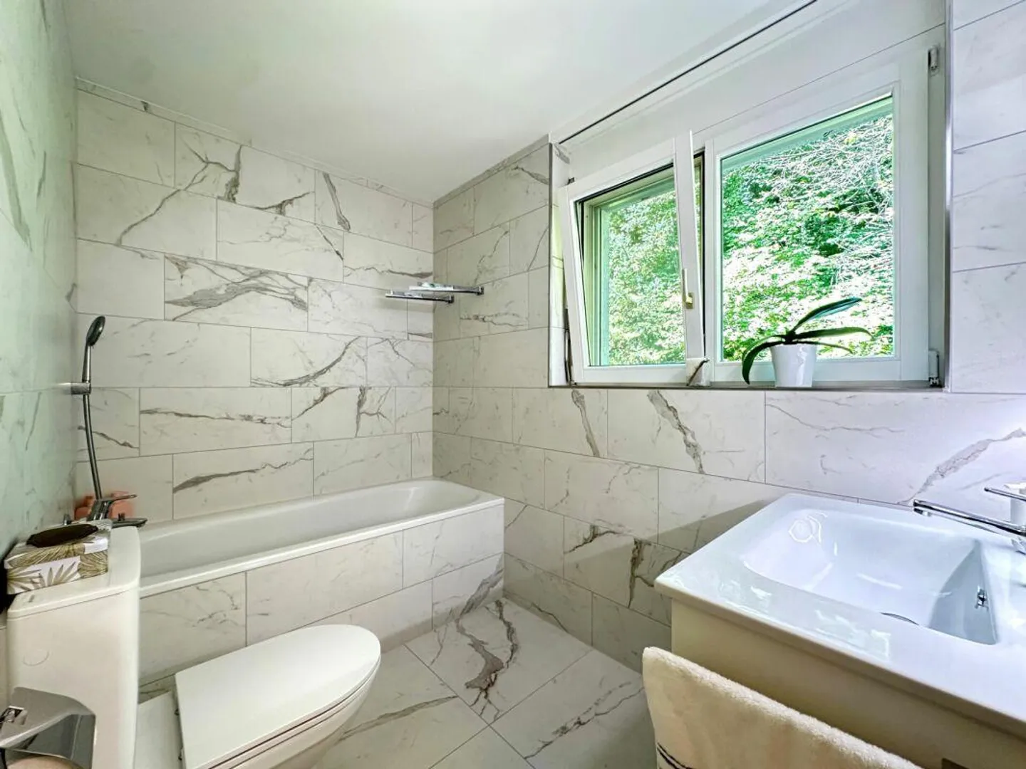 Well-maintained and bright 4.5-room apartment with elevator - Photo 9 of 11