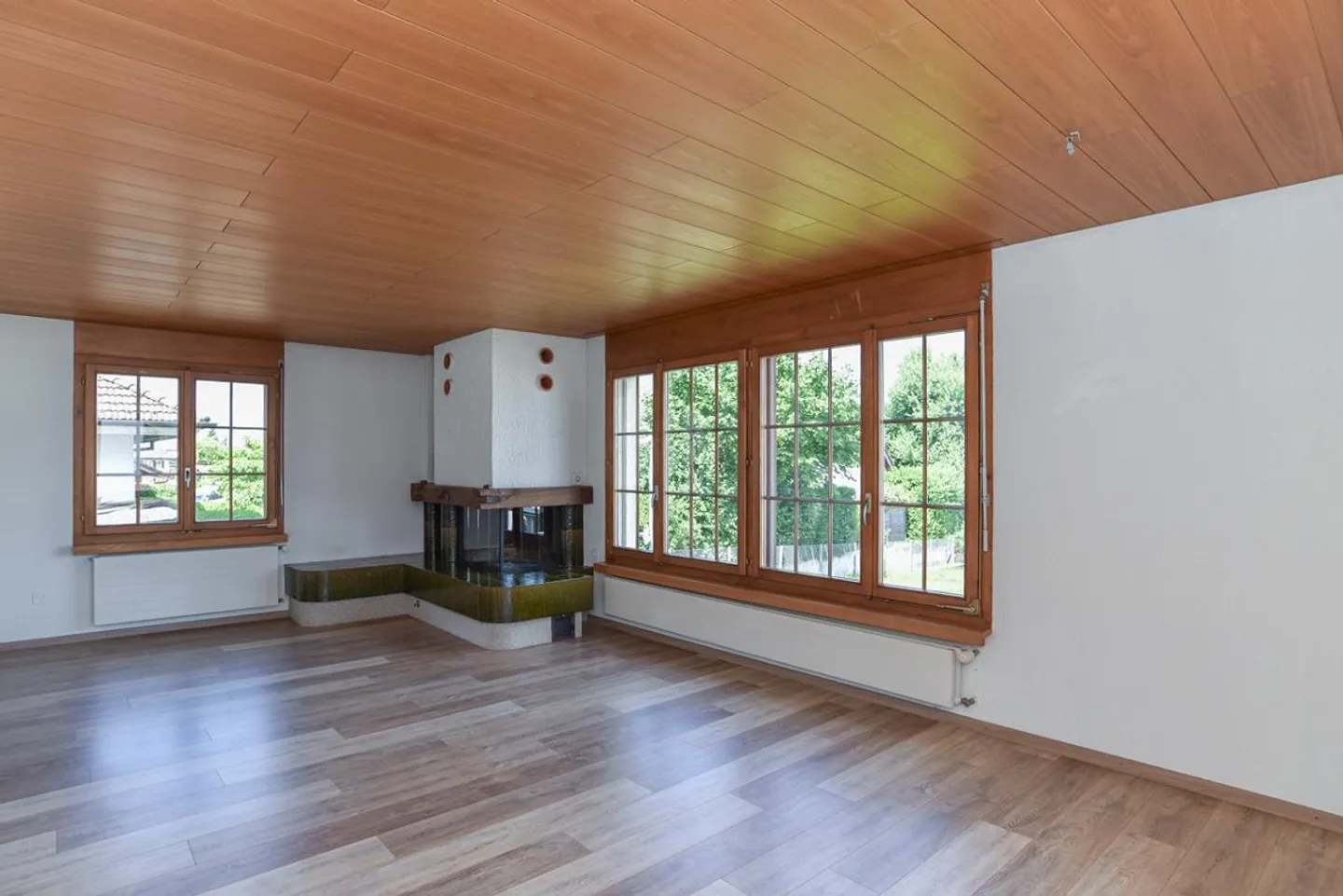 Well-maintained two-family house with many parking spaces in a preferred location - Photo 5 of 16