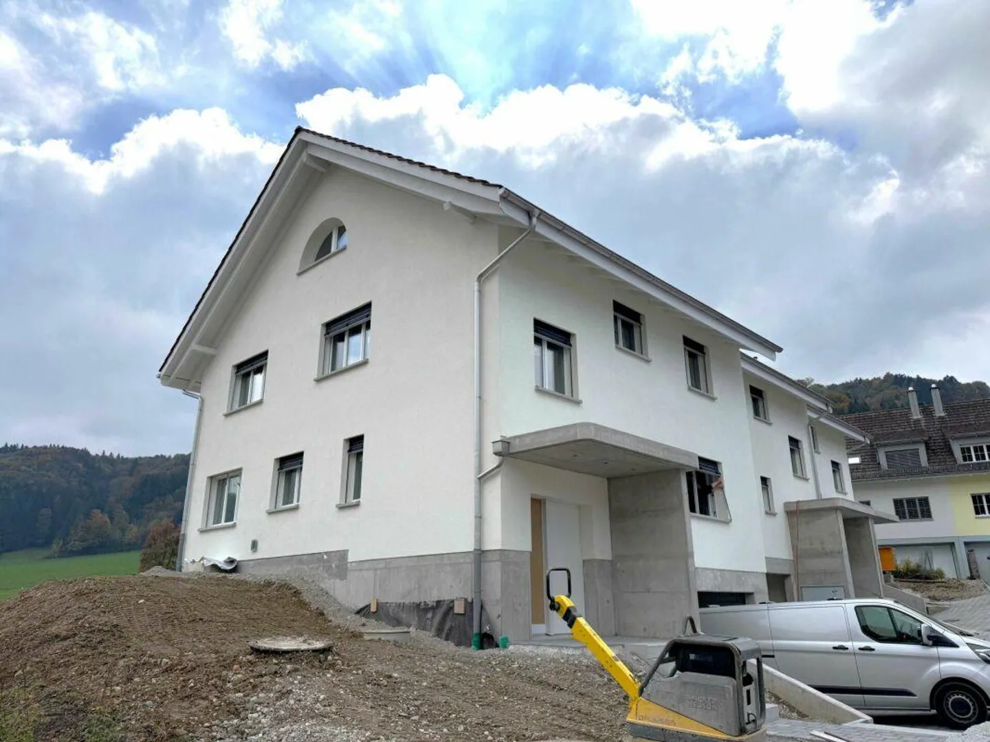 Drei 5.5 Zimmer Wohnhaus - charmant, naturnah, individuell - Foto 1 von 15