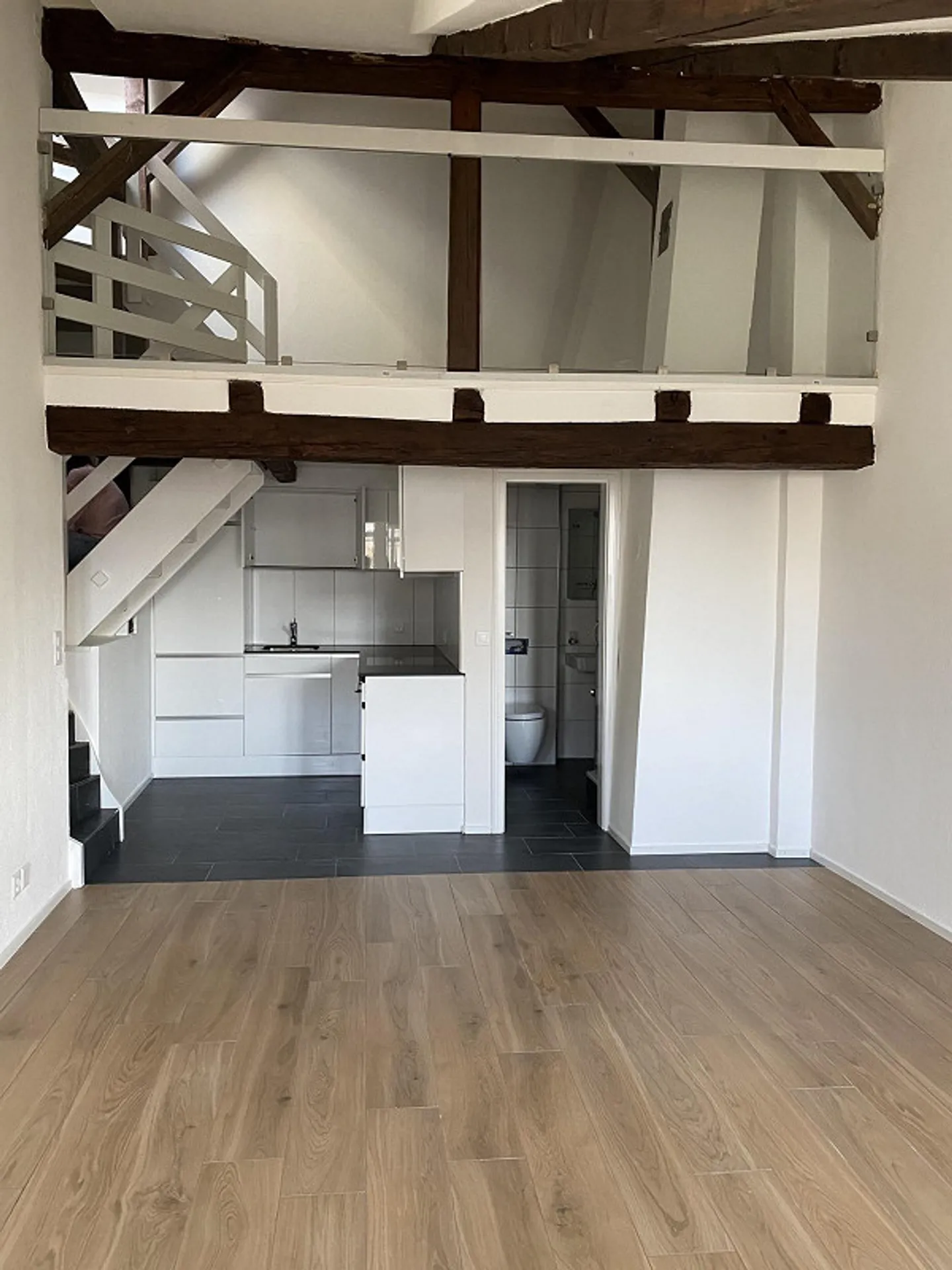 Charming 2.5 Room Apartment in a Central Location - Photo 2 of 6