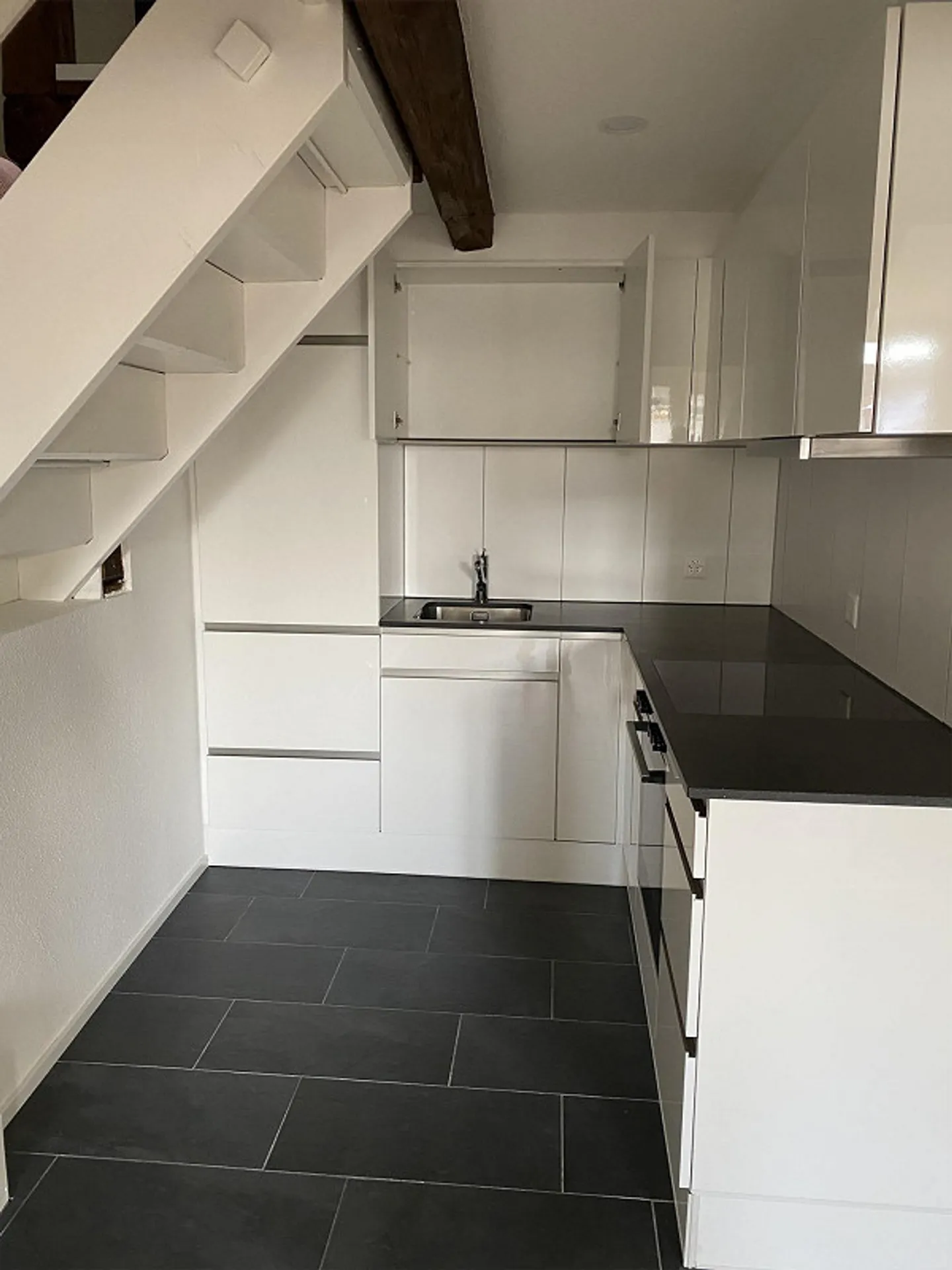 Charming 2.5 Room Apartment in a Central Location - Photo 3 of 6