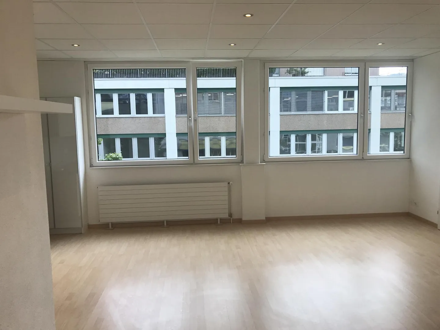 Studio lumineux avec cuisine et WC/douche séparés 40.36 m² - Photo 4 sur 7