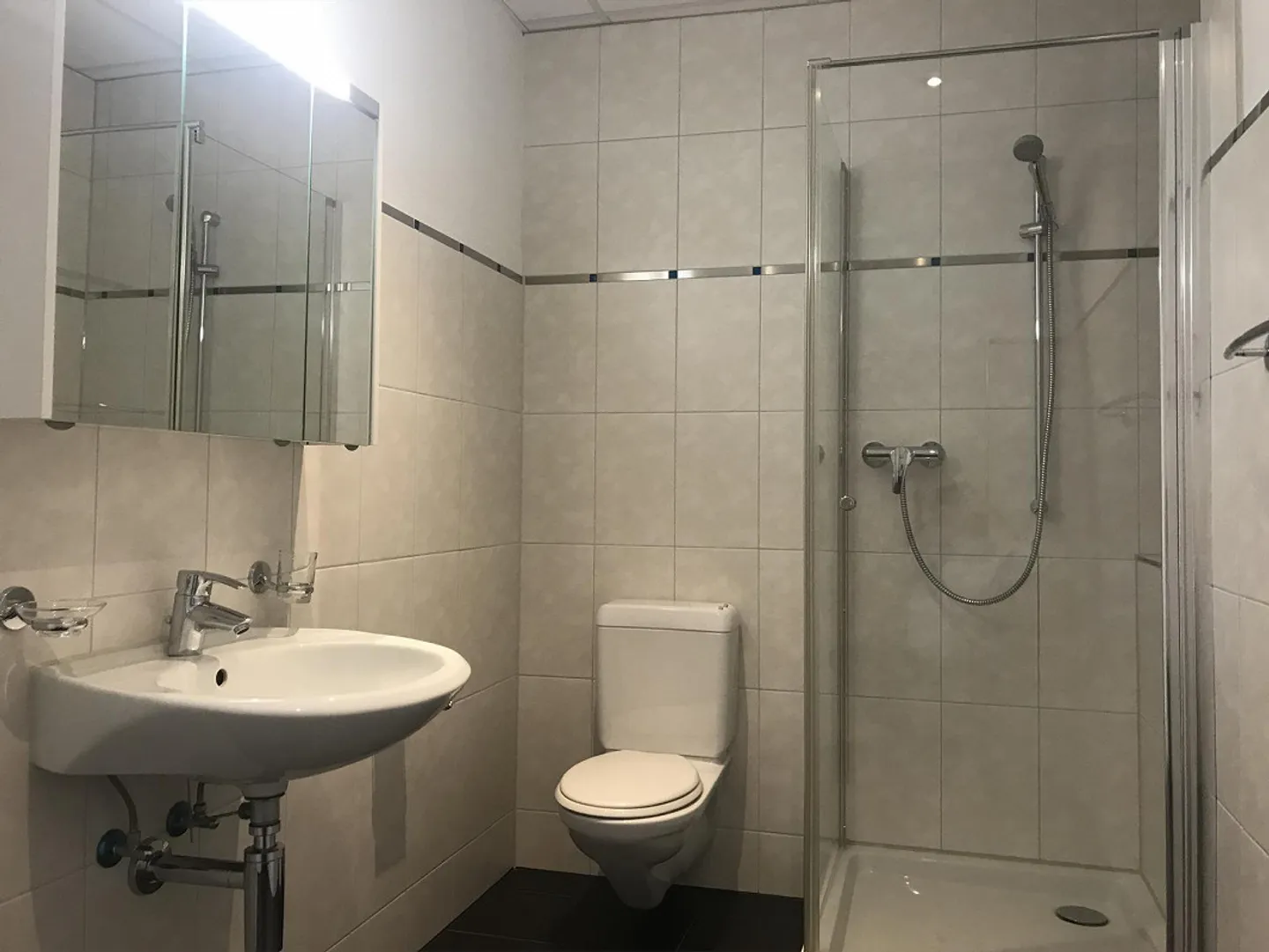 Studio lumineux avec cuisine et WC/douche séparés 40.36 m² - Photo 7 sur 7