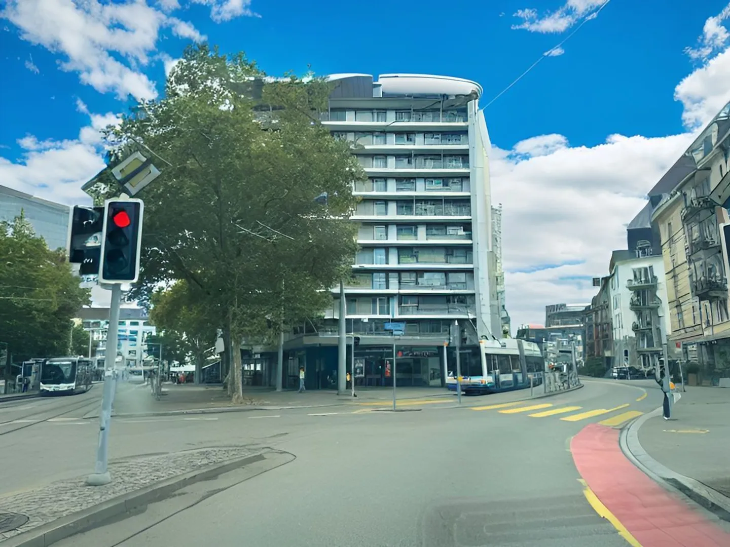 POSIZIONE TOP: Nel cuore di Zurigo-Wiedikon, direttamente alla fermata del tram e dell'autobus, parcheggio Migros a distanza di cammino. - Foto 1 di 9