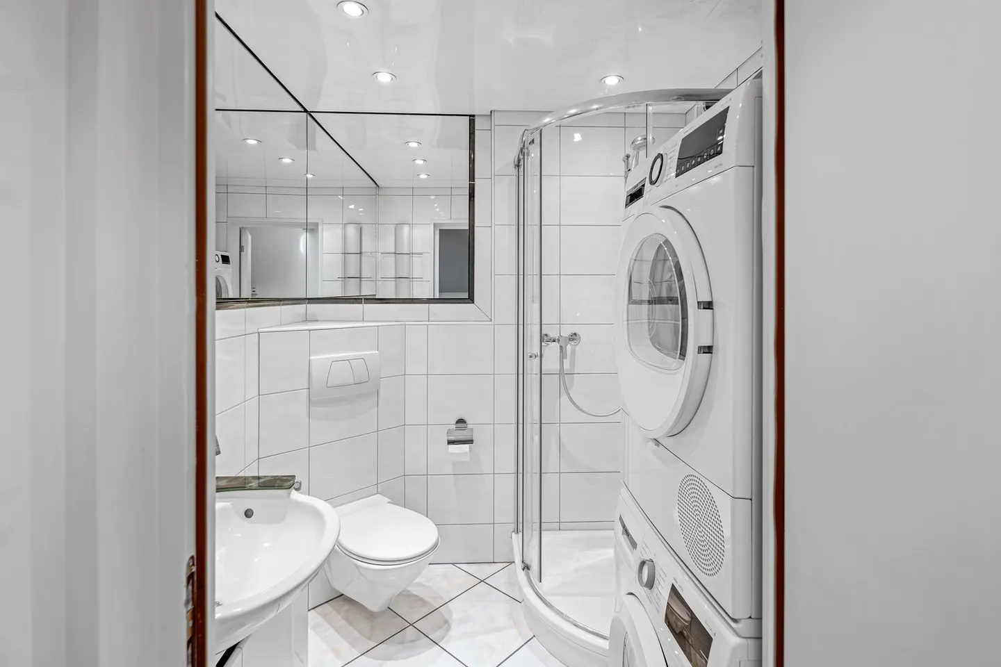 Family-friendly garden paradise in the heart of Hünenberg - Photo 4 of 7