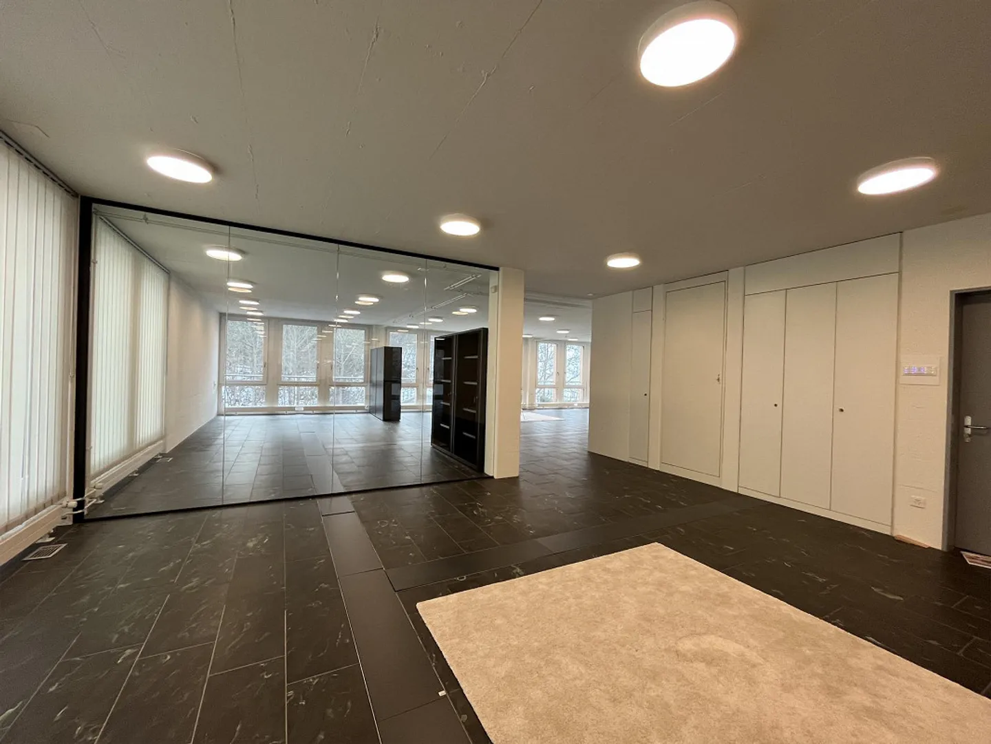 Spazio commerciale ampliato con sala riunioni separata - Foto 3 di 10