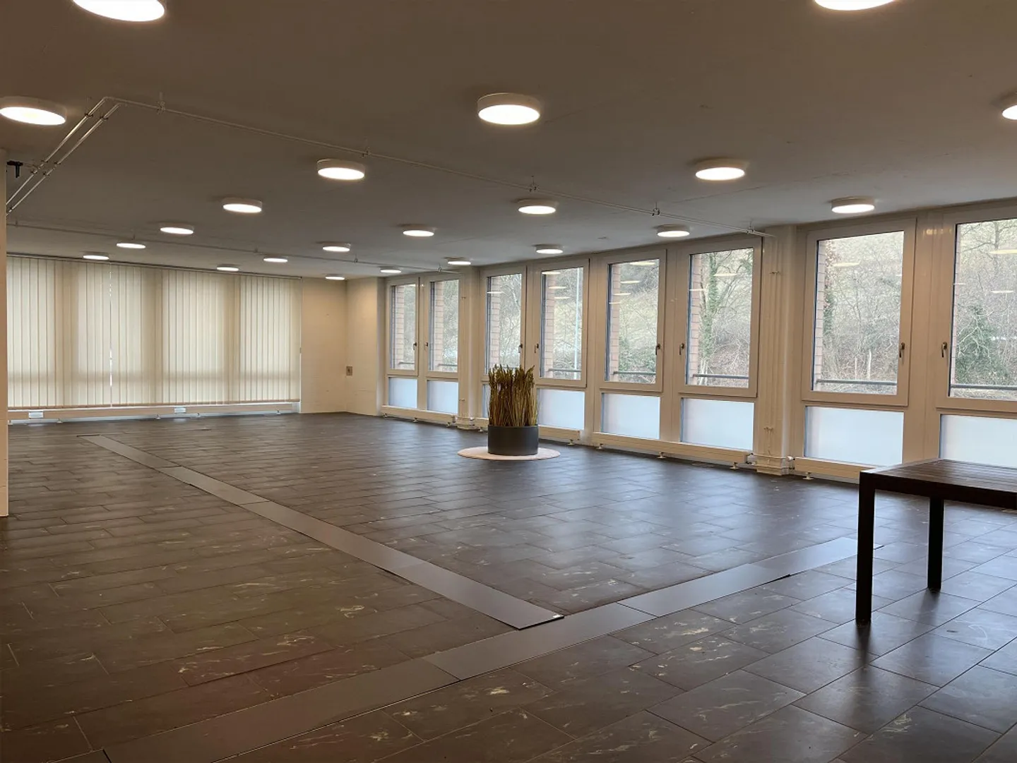 Spazio commerciale ampliato con sala riunioni separata - Foto 4 di 10