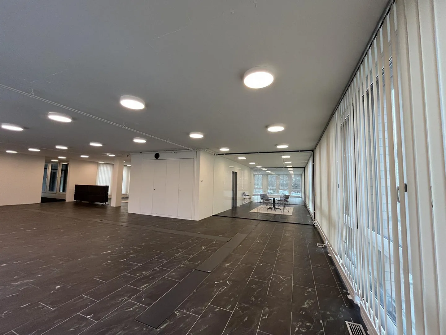 Spazio commerciale ampliato con sala riunioni separata - Foto 1 di 10