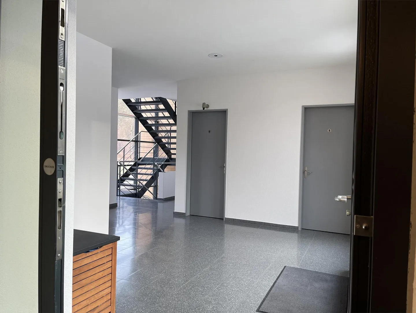 Spazio commerciale ampliato con sala riunioni separata - Foto 5 di 10