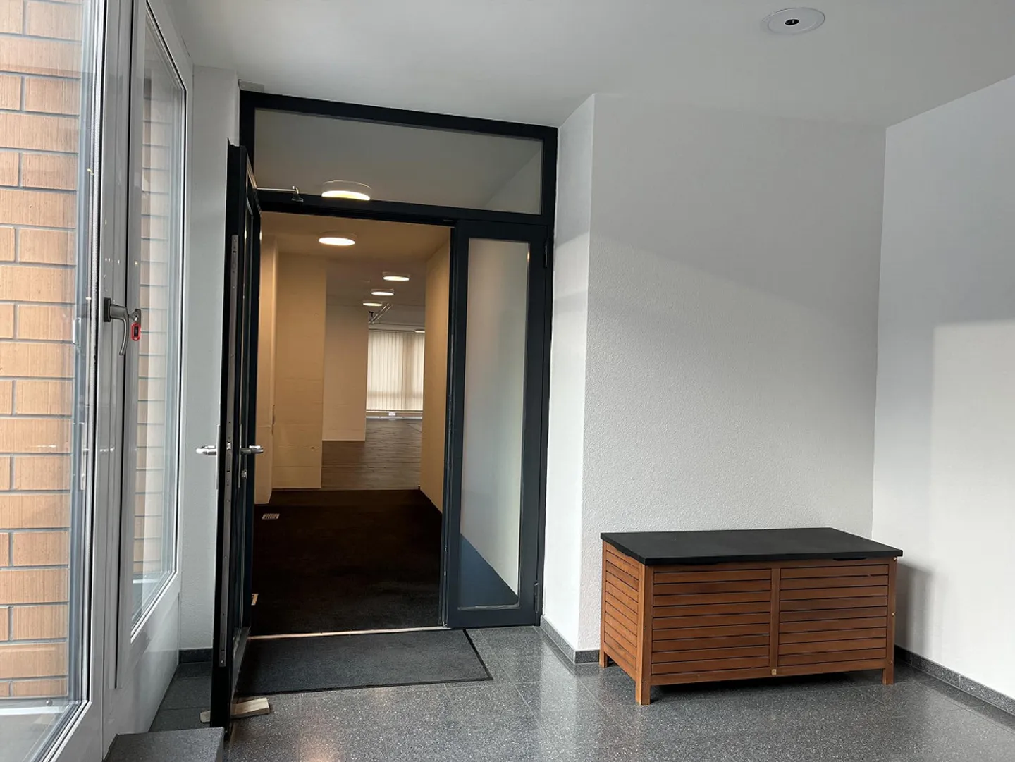 Spazio commerciale ampliato con sala riunioni separata - Foto 6 di 10