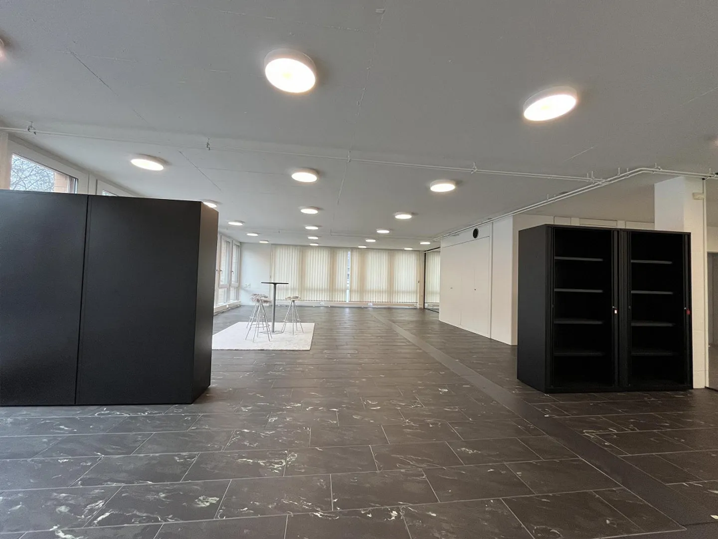 Spazio commerciale ampliato con sala riunioni separata - Foto 7 di 10