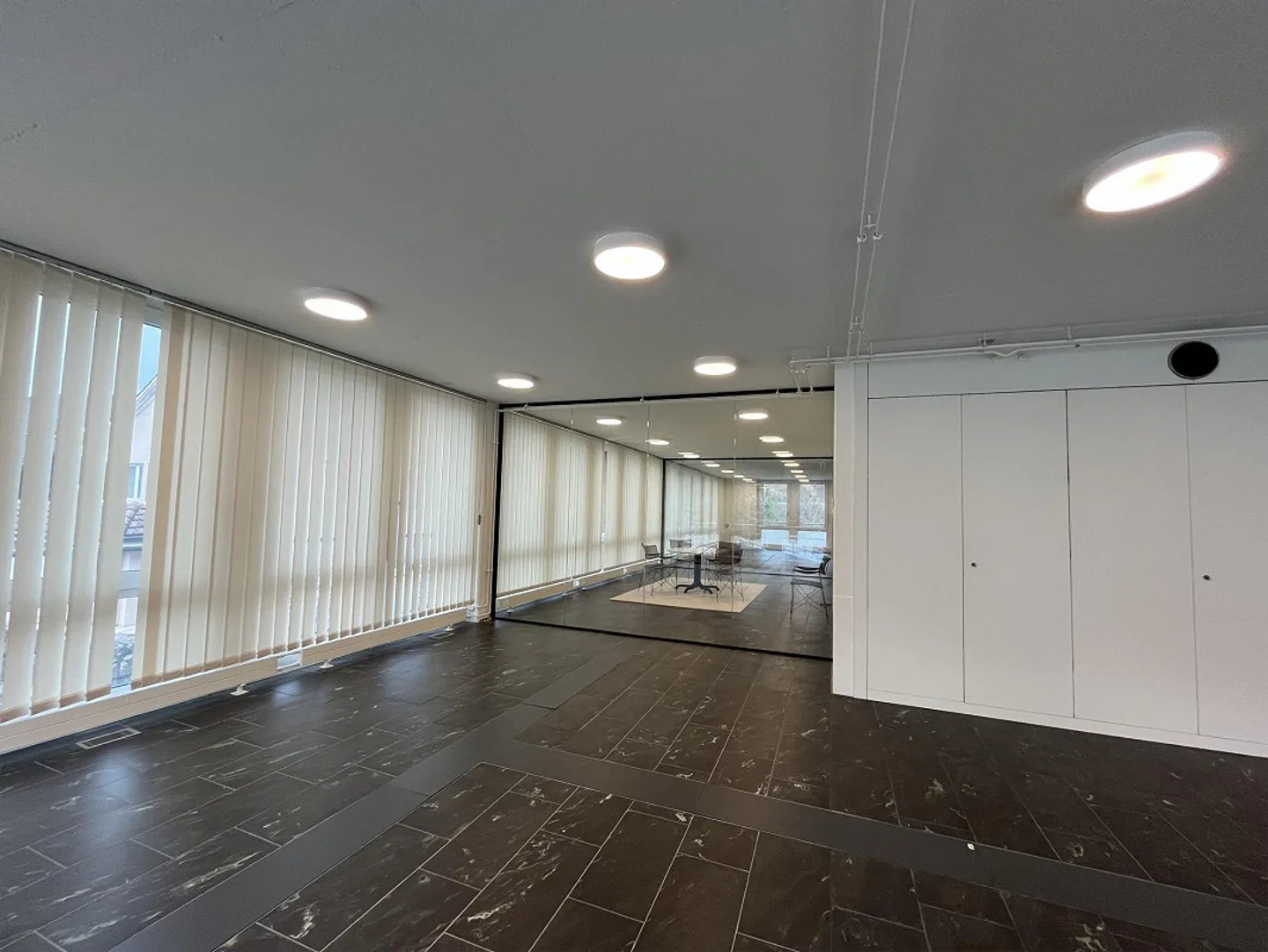 Spazio commerciale ampliato con sala riunioni separata - Foto 8 di 10