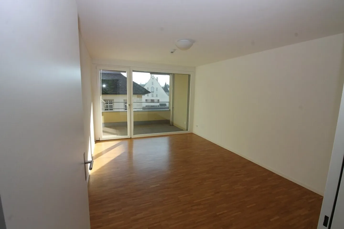 1 mois de loyer gratuit ! Appartement moderne de 2.0 pièces en emplacement central - Photo 2 sur 5