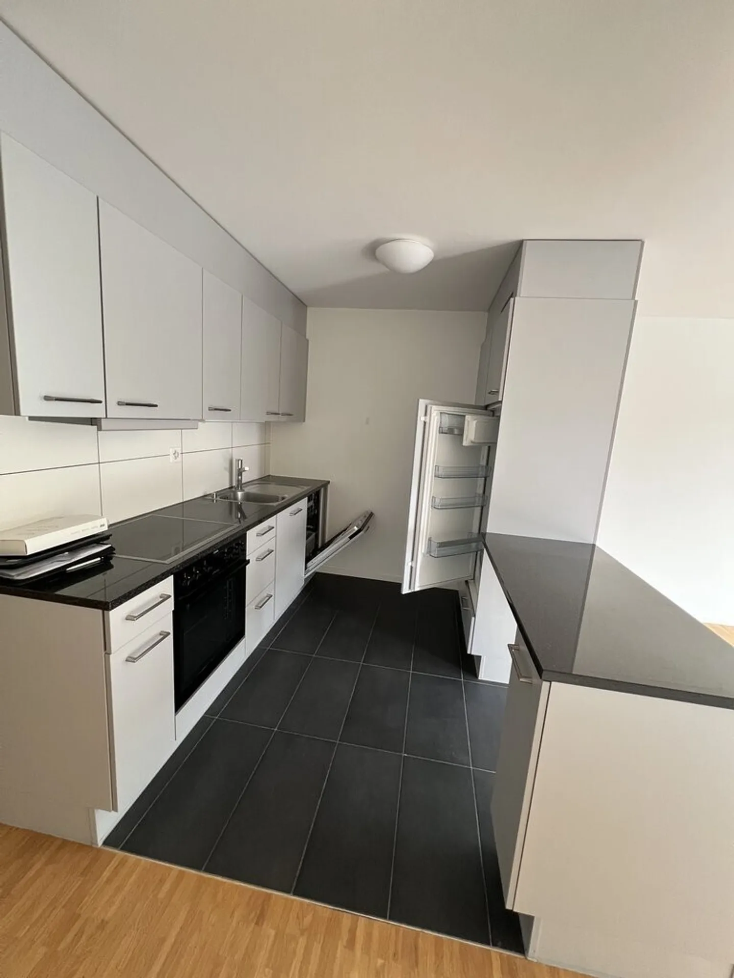1 mois de loyer gratuit ! Appartement moderne de 2.0 pièces en emplacement central - Photo 4 sur 5