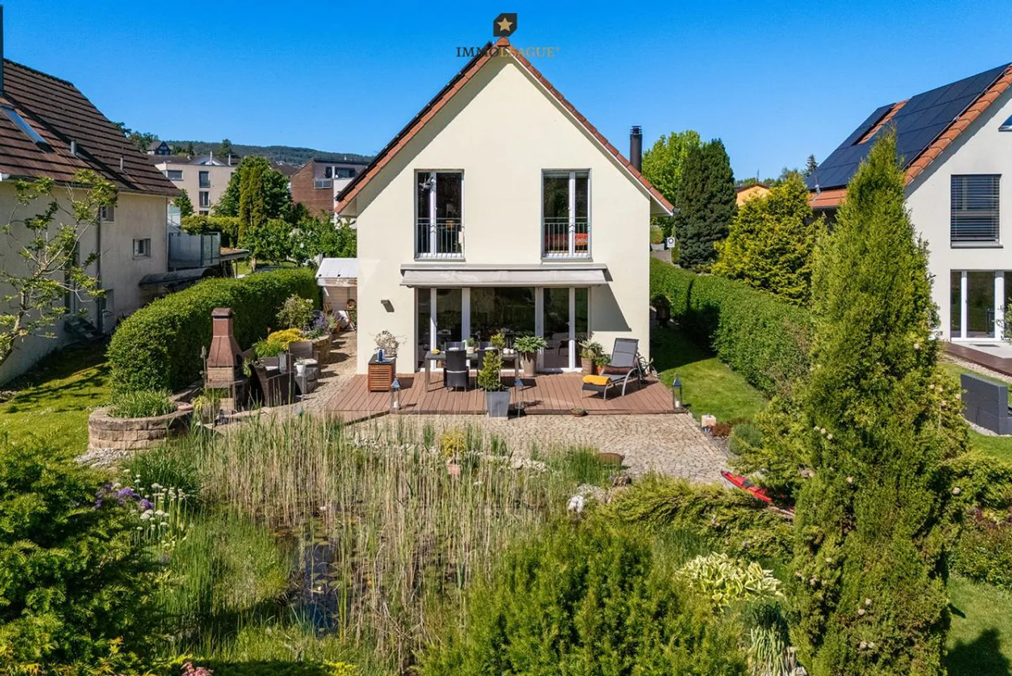 Propriété rare au bord du lac avec un jardin paysager. - Photo 2 sur 9