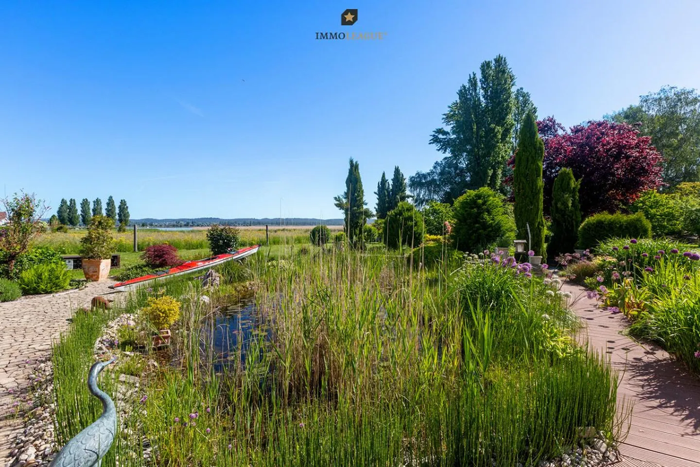 Propriété rare au bord du lac avec un jardin paysager. - Photo 3 sur 9