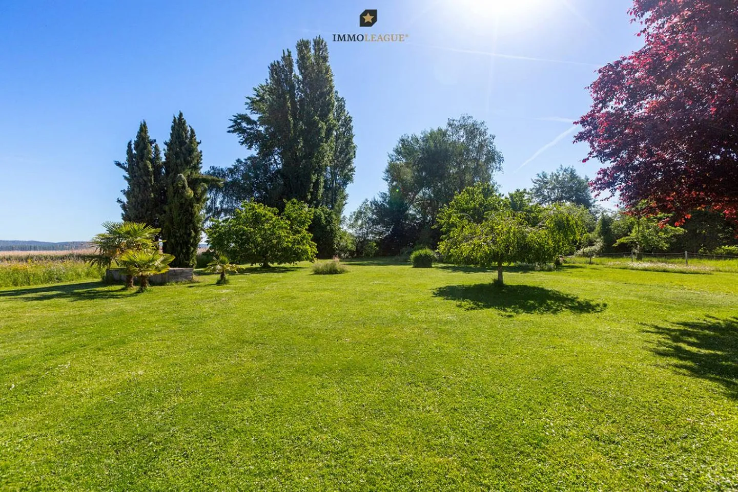 Propriété rare au bord du lac avec un jardin paysager. - Photo 4 sur 9