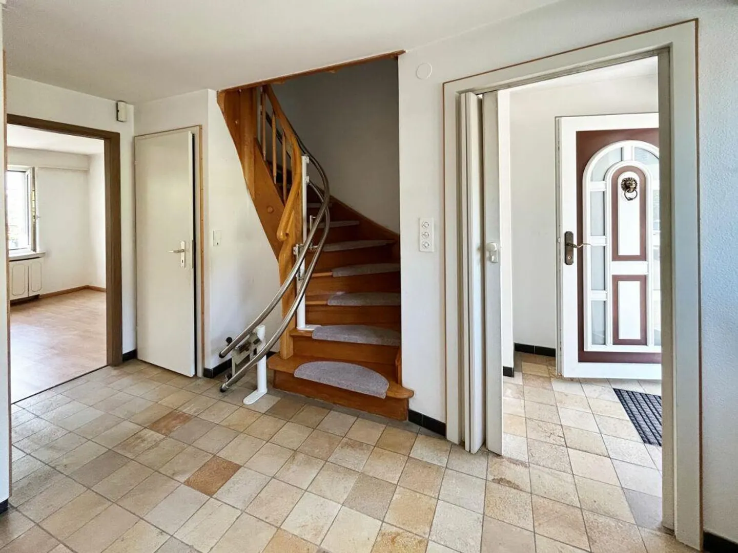 Accogliente casa unifamiliare a schiera con 4 camere e ampio spazio esterno e garage privato - Foto 2 di 13