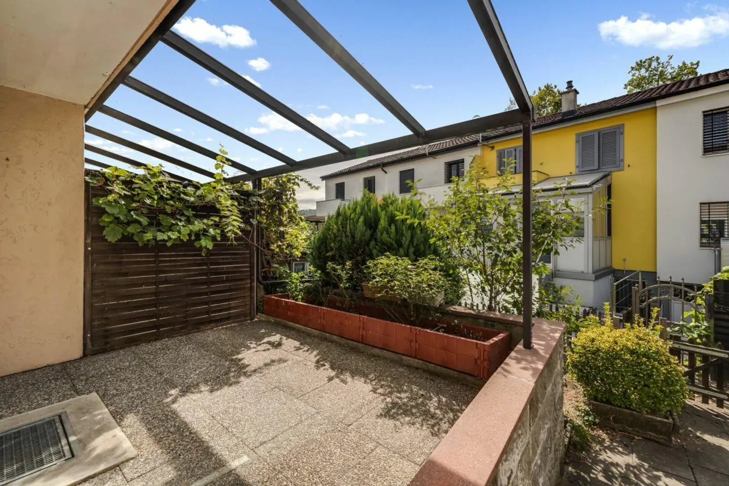 Accogliente casa unifamiliare a schiera con 4 camere e ampio spazio esterno e garage privato - Foto 6 di 13