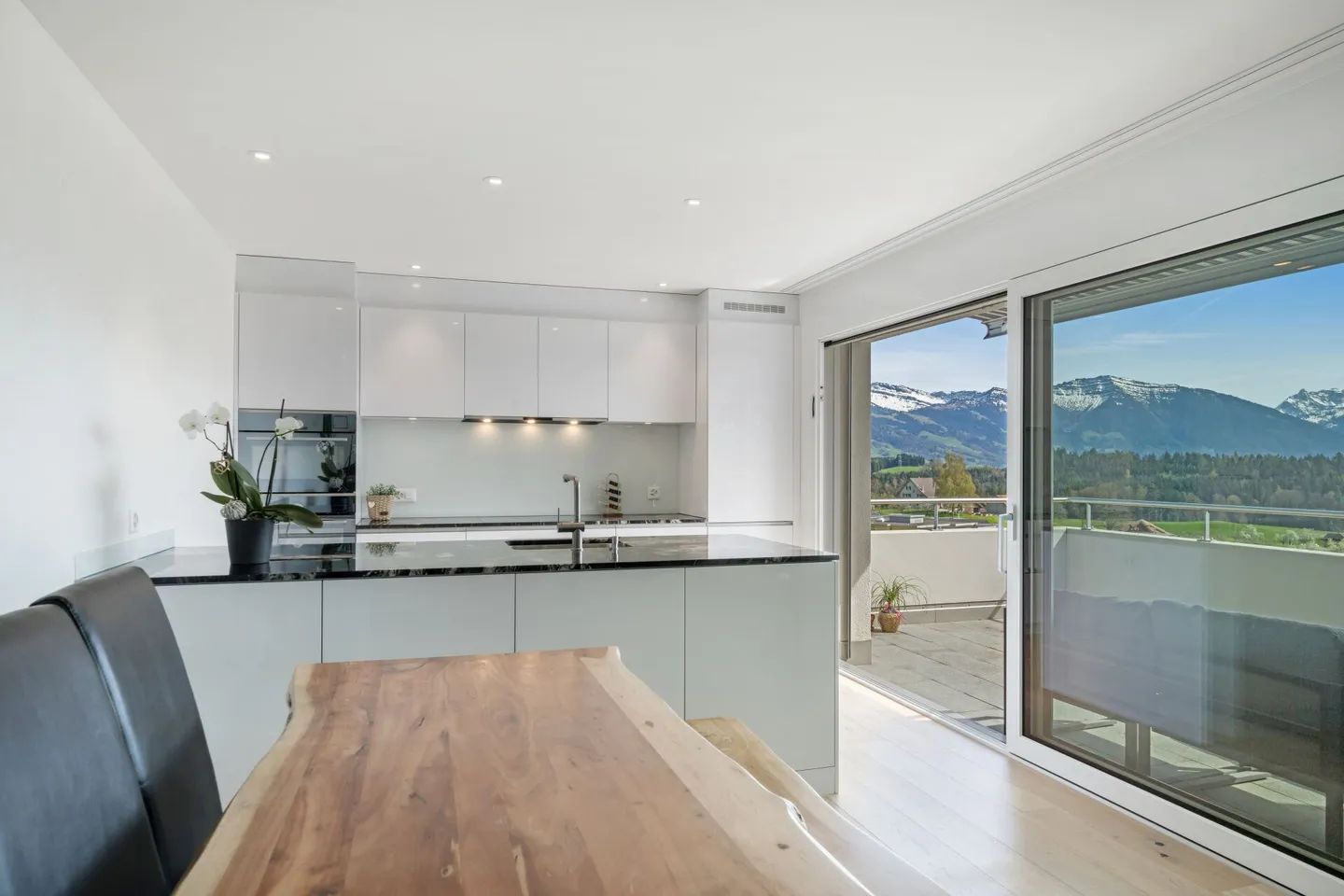 TOP Appartement en Attique de 4,5 pièces avec beaucoup de soleil et vue panoramique - Photo 1 sur 17