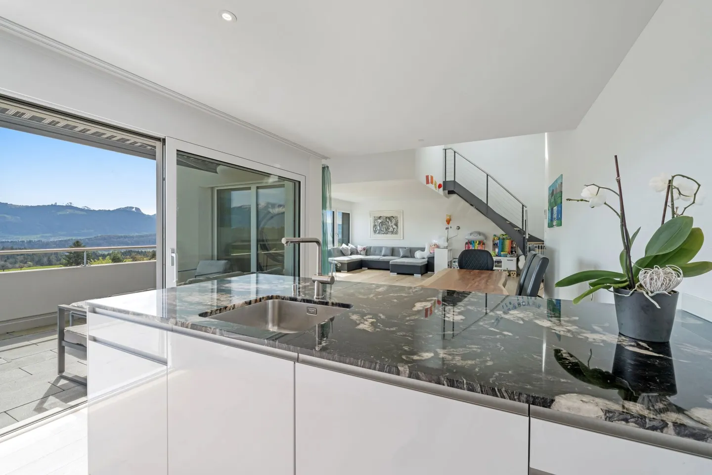 TOP Appartement en Attique de 4,5 pièces avec beaucoup de soleil et vue panoramique - Photo 2 sur 17