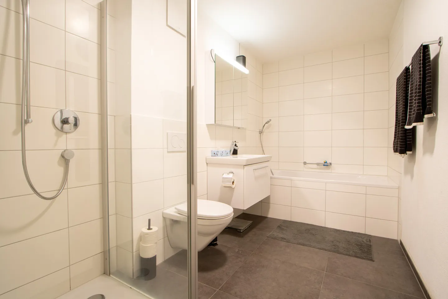 Moderne 2,5-Zimmer-Wohnung in Erlach - Foto 7 von 9