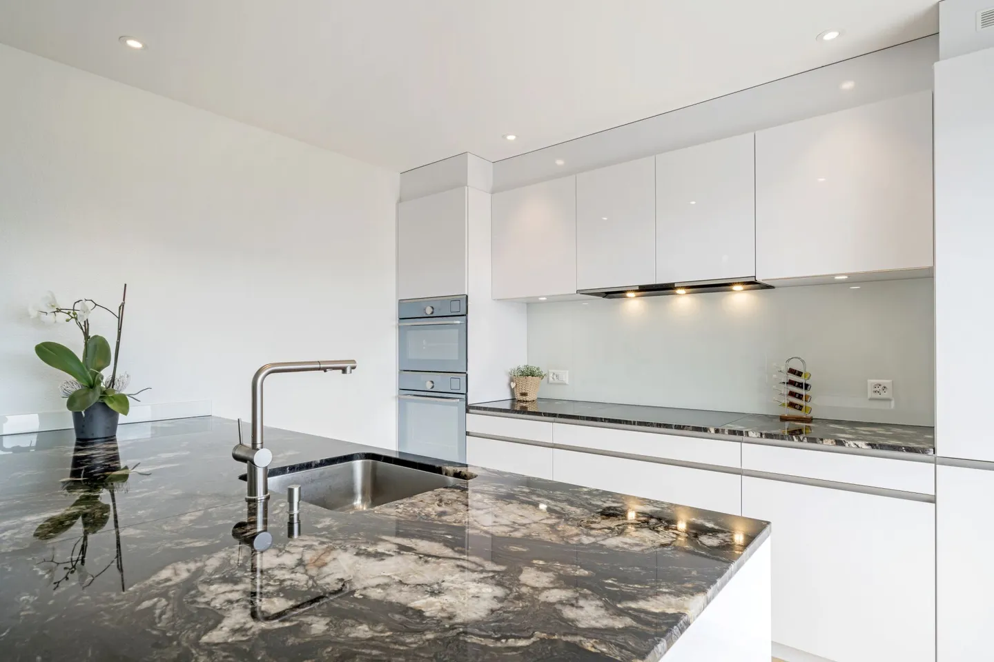 TOP Appartement en Attique de 4,5 pièces avec beaucoup de soleil et vue panoramique - Photo 3 sur 17