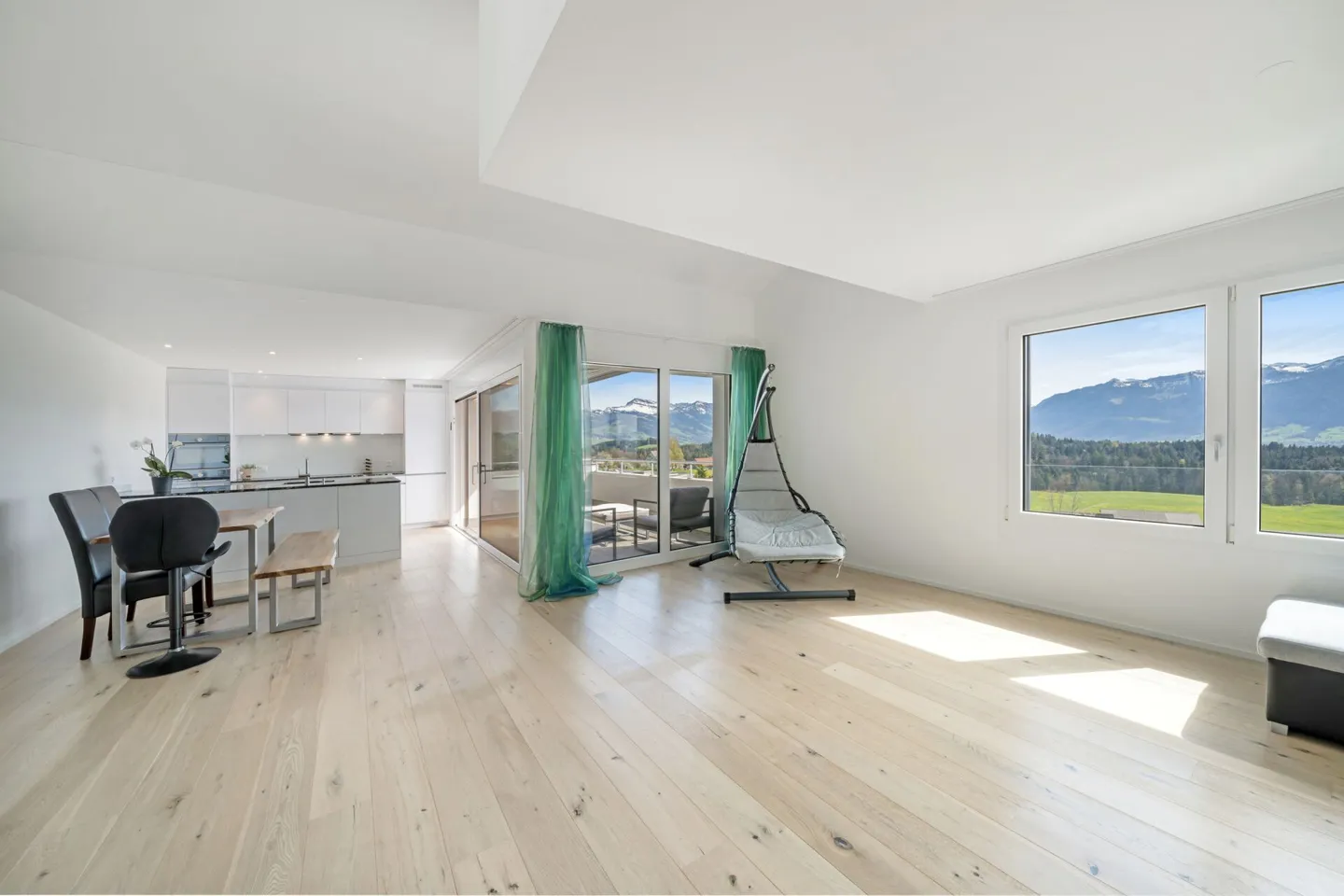 TOP Appartement en Attique de 4,5 pièces avec beaucoup de soleil et vue panoramique - Photo 4 sur 17